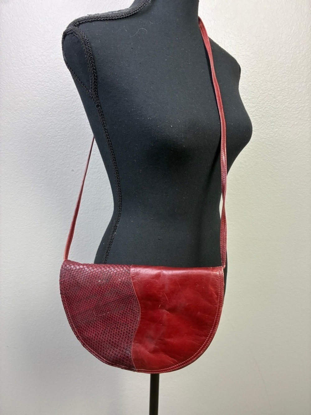 Saks Fifth Avenue Vintage Leather Saddle Crossbody Bag Italy Red Brown Vintage